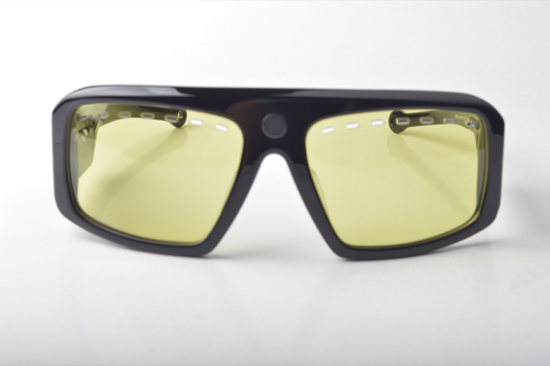 MagSnap black frame with yellow lenses